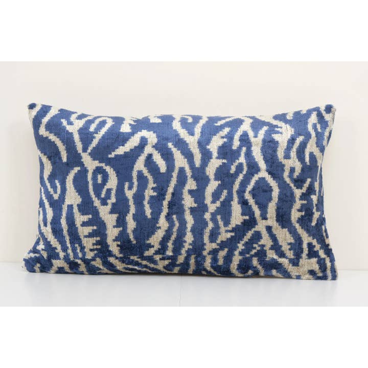 Cuscino in Velluto Ikat - Copricuscino Lombare in Seta Blu - Boho per la vendita all'ingrosso da parte di Vintage Pillows Store
