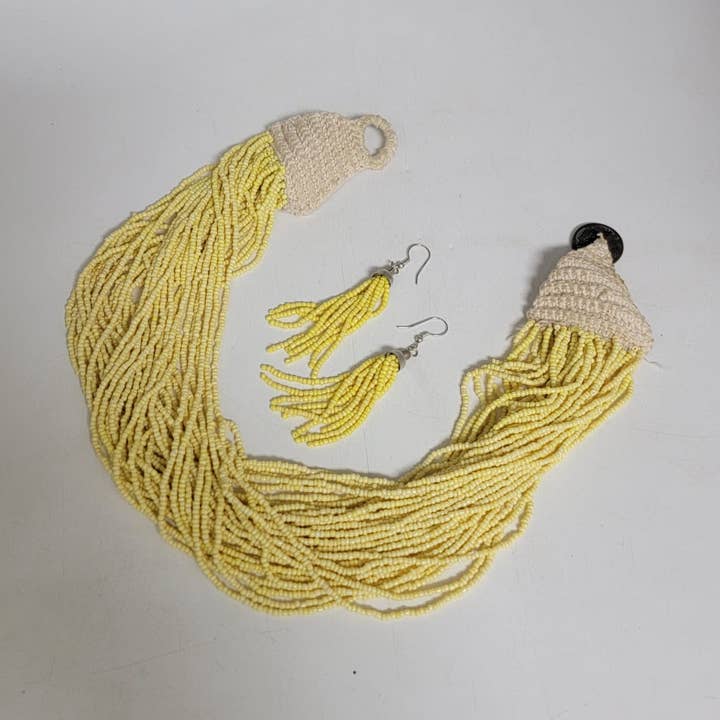 Collier à plusieurs rangs en perles de rocaille avec travail au crochet/fermoir pour la vente par Treasure Jewelry