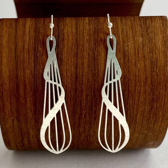 Calla Lily Silver Dingla Örhängen för wholesale av Go Do Good