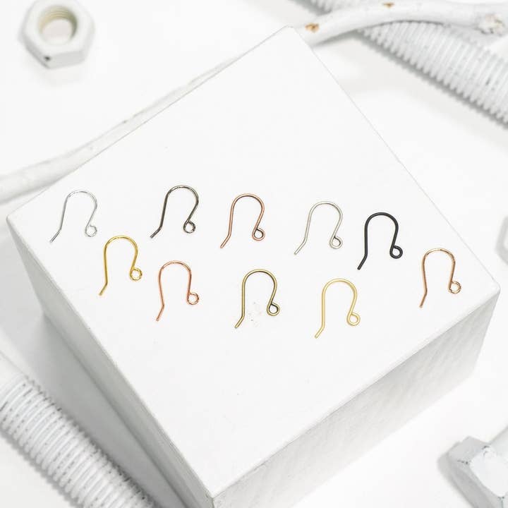 Crochet d'oreille français en forme de crosse de berger. Vendu par douzaine - EW5002 pour la vente par Continental Beads