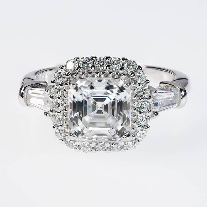 Élégante bague de fiançailles en moissanite taille Asscher 2 carats avec halo et baguettes fuselées en argent 925 doré blanc pour la vente par Sparkile
