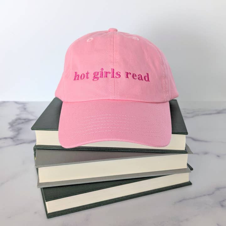 Chapeau Brodé "Les Filles Sexy Lisent" pour la vente par Bona Fide Bookworm