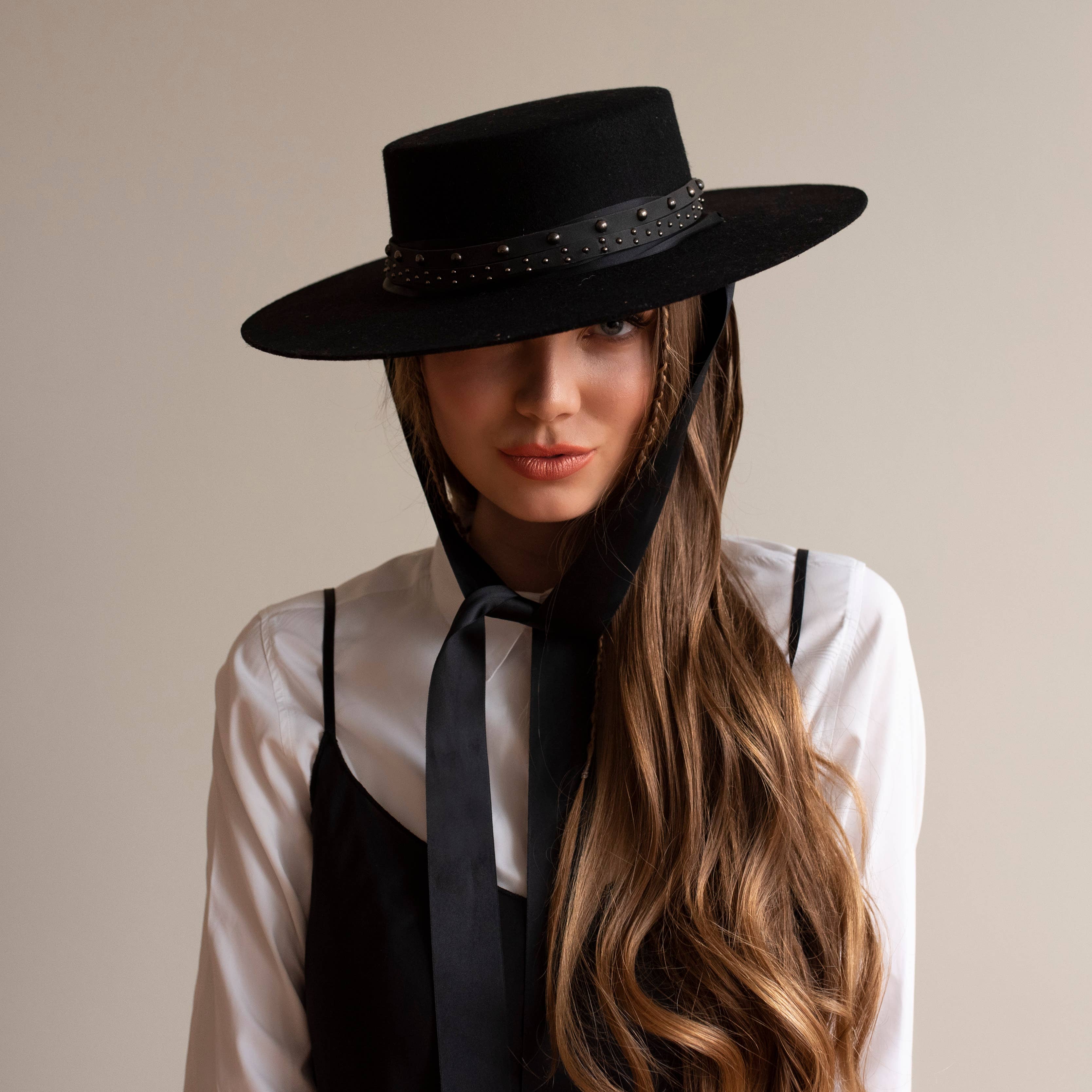 Giovannio - Wholesale Schippershoed - Dames - Bonnie dames zwarte vilten boaterhoed met studs1