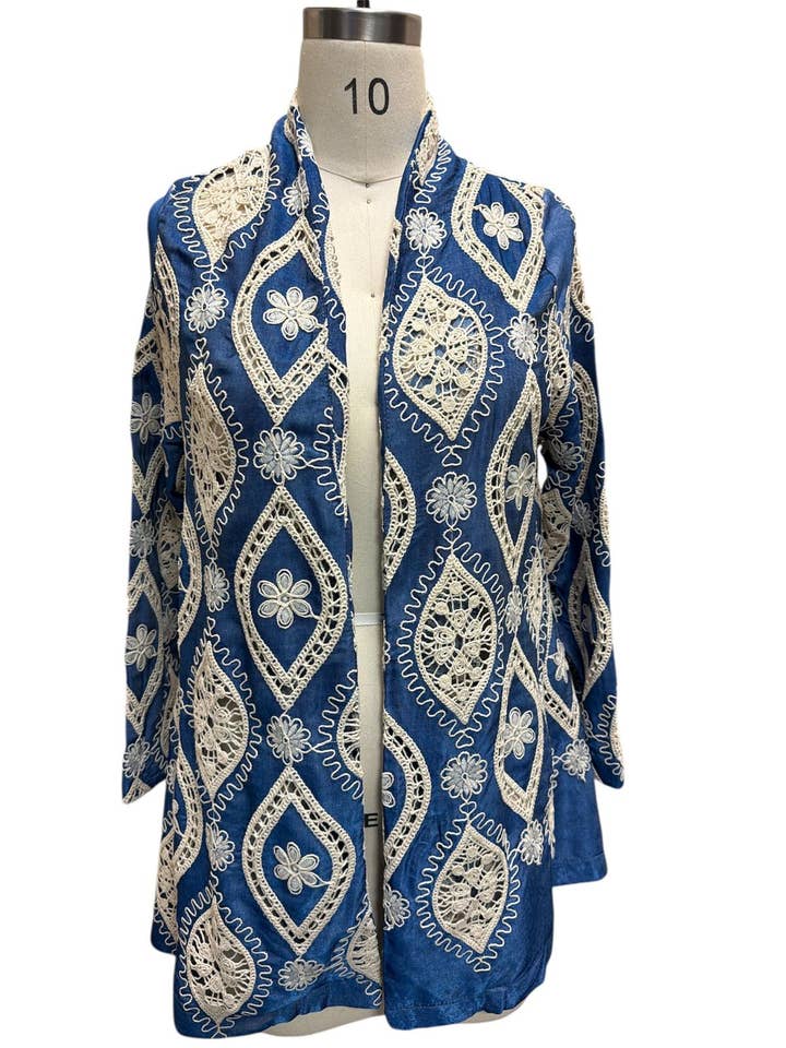Cardigan ouvert en dentelle de denim à découpe diamant en coton avec motif floral pour la vente par Rising International Inc
