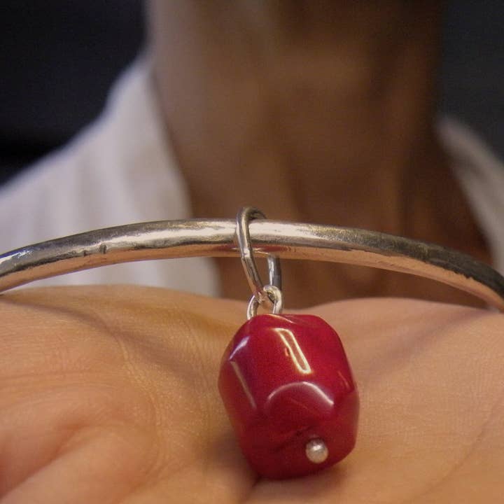 Brazalete de plata esterlina de 2,5 mm con dije de coral rojo para venta al por mayor de SteamyLab