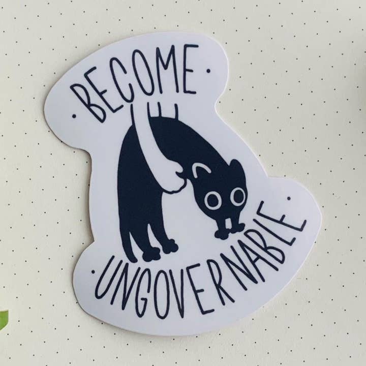 Autocollant résistant à l'eau Chat Noir Devenir Ingouvernable pour la vente par Mischief Mori