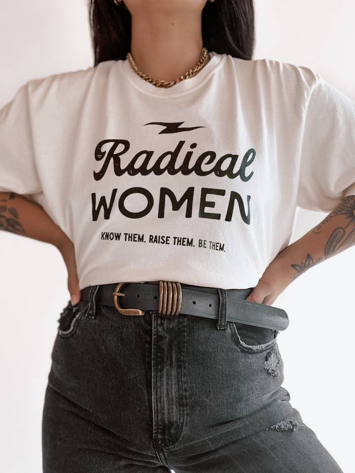 T-shirt graphique féministe radical - Ivoire pour la vente par WE THE BABES