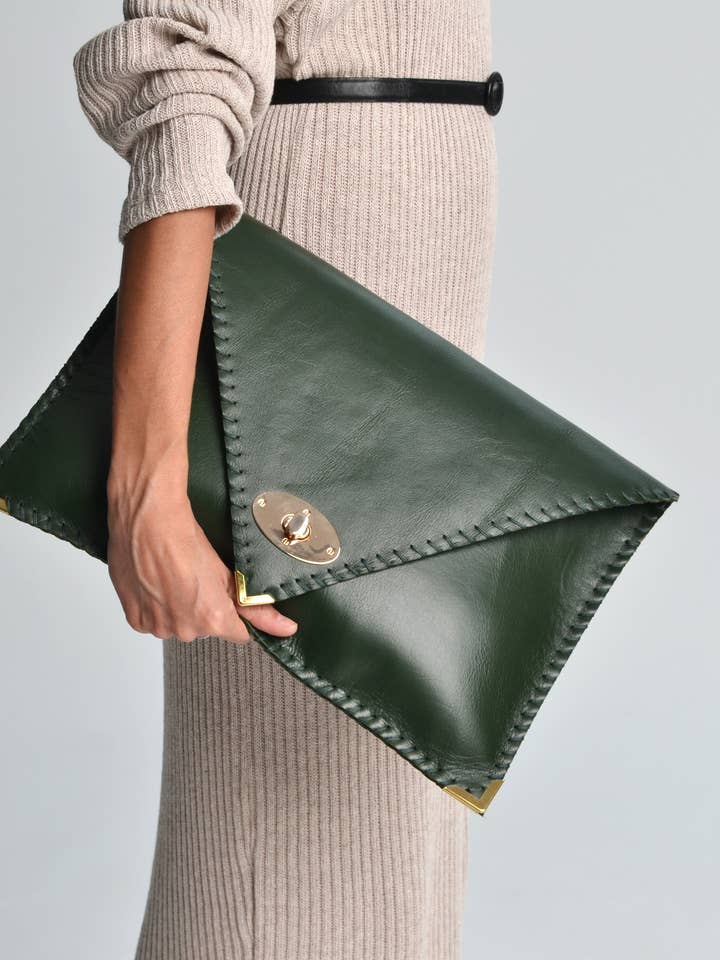 Pochette en cuir Symmetria verte pour la vente par ANA KOUTSI