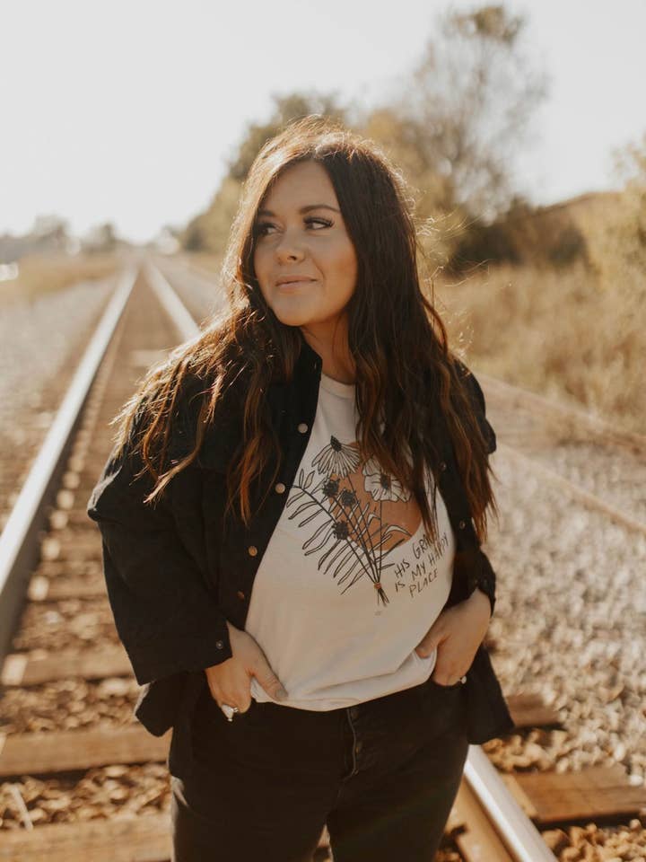 T-shirt con grafica His Grace Is My Happy Place per la vendita all'ingrosso da parte di Whitney | Chaudoin Creations