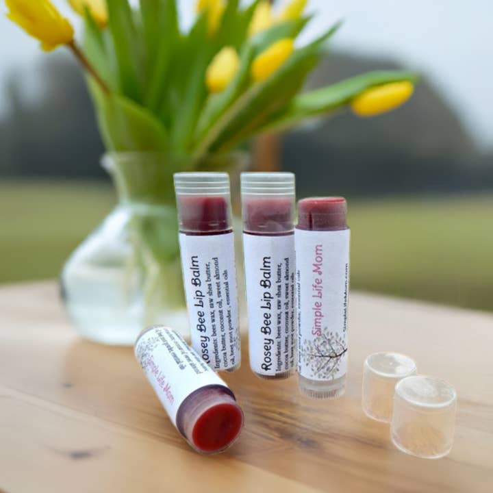 Simple Life Mom - Vendita all'ingrosso Burro di cacao - ROSEY BEE BALSAMO LABBRA - balsamo labbra naturale, colorato di rosso con olio essenziale di menta piperita, idratante colorato per labbra rosse, tinta per labbra3