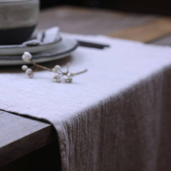 Linnen tafelloper - Stonewashed - Lichtmat met gerafelde randen voor wholesale door LinenCasa