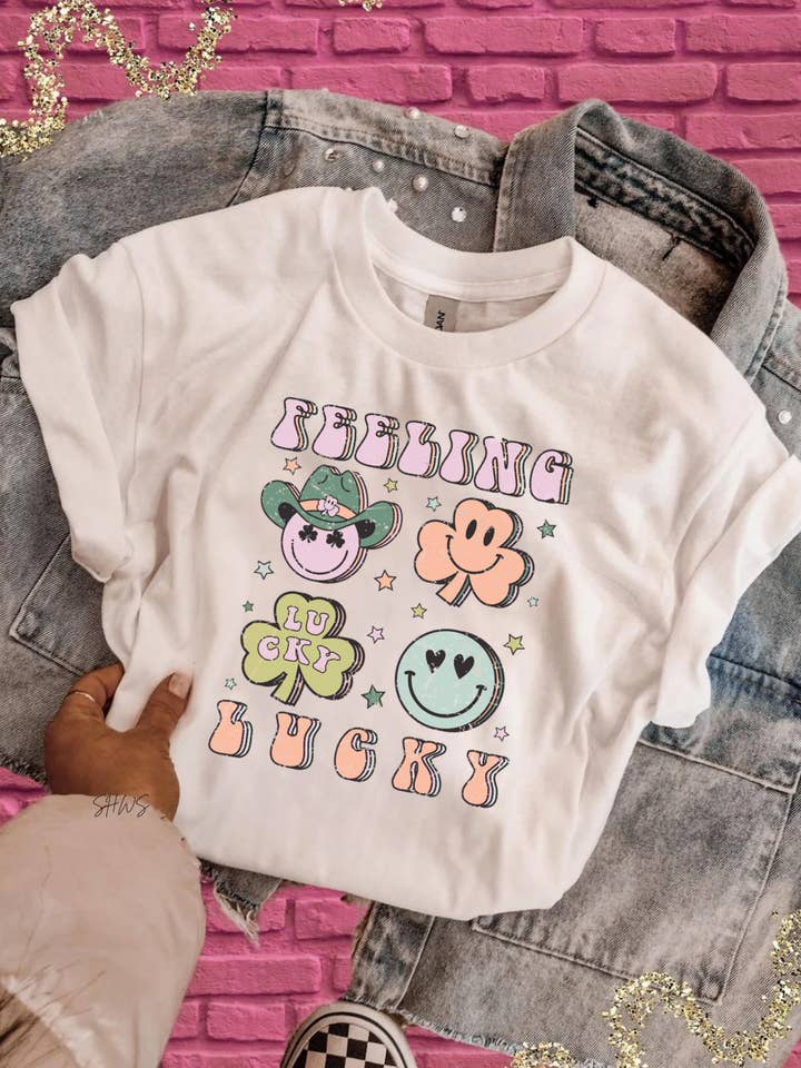 T-shirt graphique Feeling Lucky pour la vente par Shop Hal Wholesale
