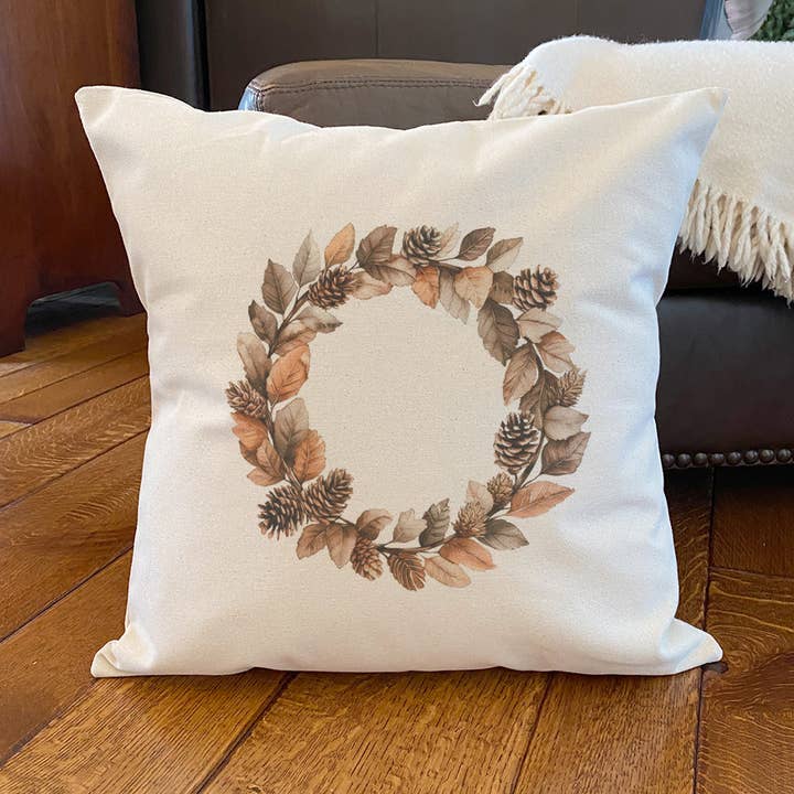 Couronne de Pommes de Pin - Coussin Carré en Toile d'Automne pour la vente par North & Pine