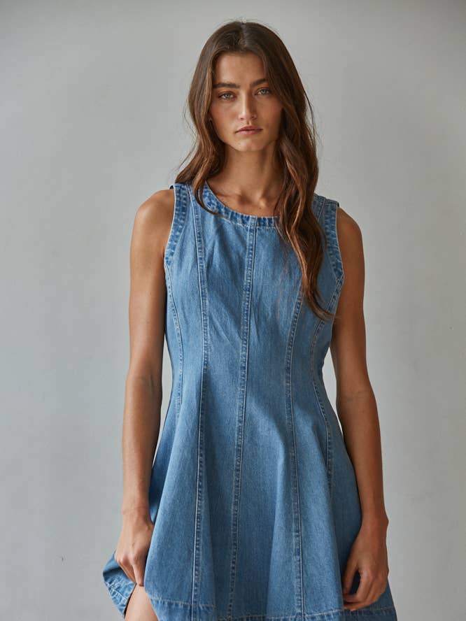 BD342 | Minivestido sin mangas de algodón denim y lyocell con cuello redondo para venta al por mayor de By Together