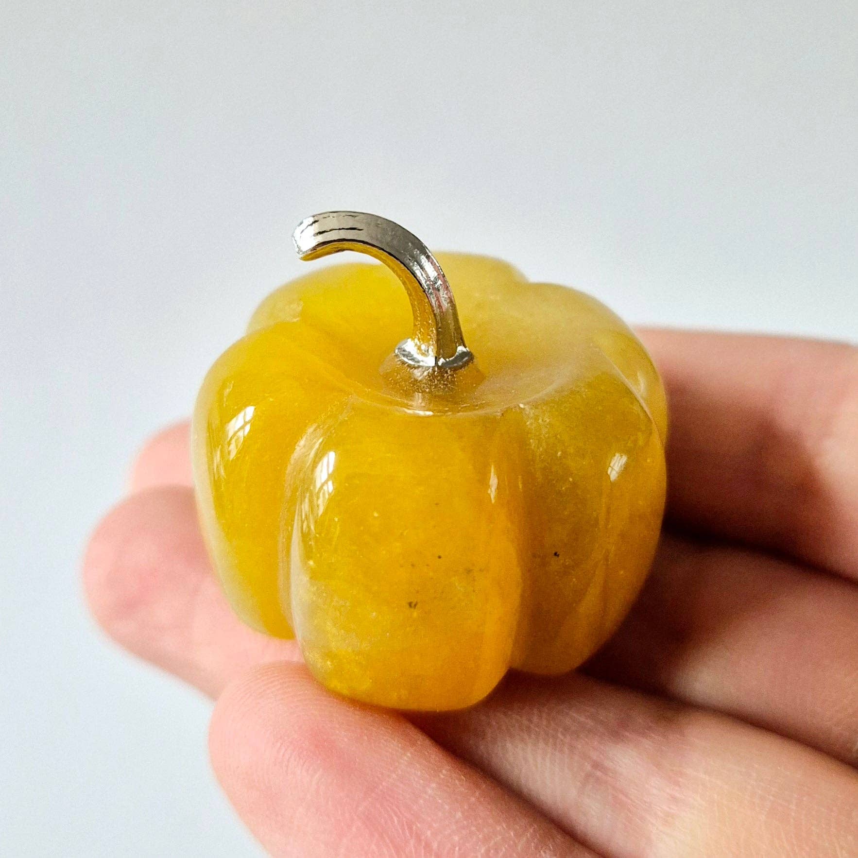 Moonlight Gemstones - Wholesale Spiritual Stone/Crystal - Mini Yellow Jade Pumpkin – 20mm Gemstone Decoration (Halloween)1
