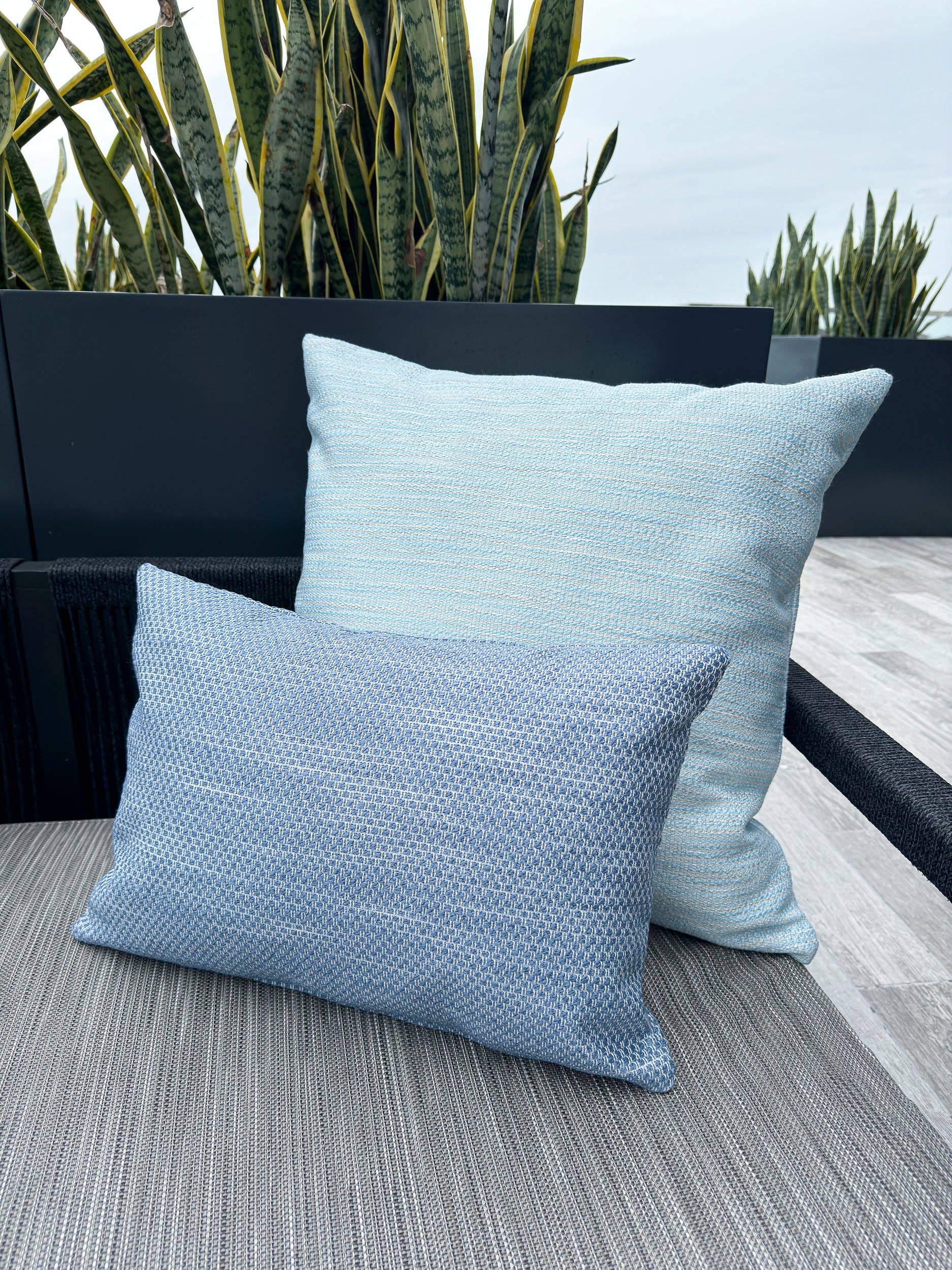 Anaya Home - Vendita all'ingrosso Cuscini decorativi - Cuscino Bay View Blue 24x24 per interni ed esterni3