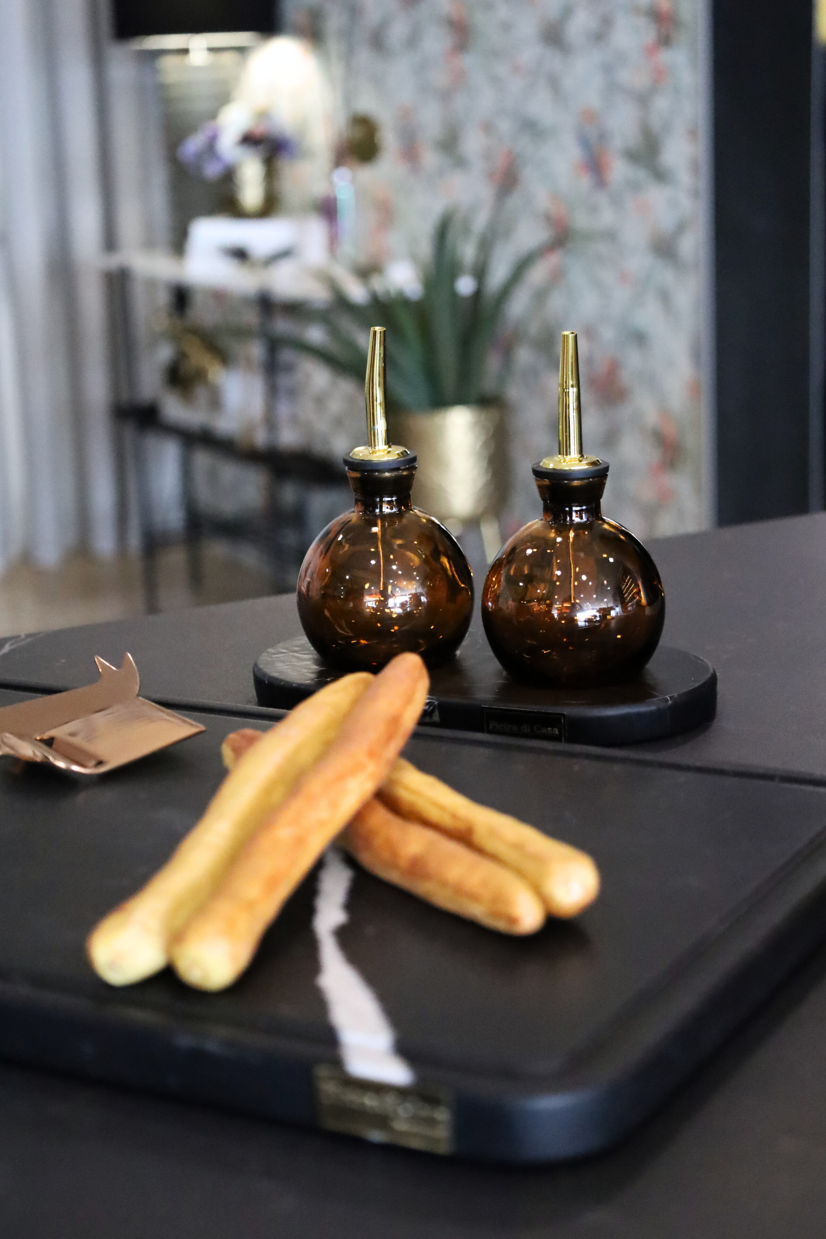 PIETRA DI CASA - Wholesale Oil/Vinegar Dispenser - Stone Oil & Vinegar Cruet Set AILA– Minimalist Table Design3