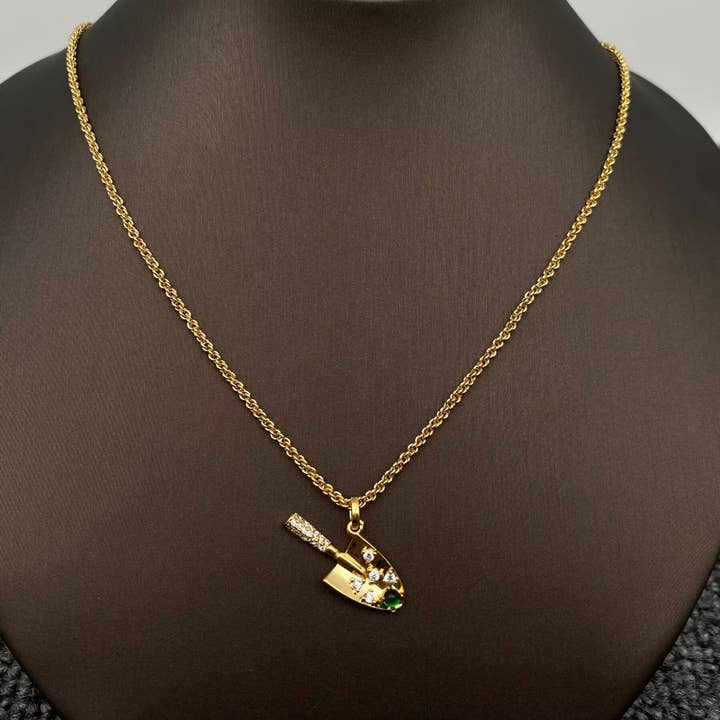 Mio Queena – Engroshandel Halskæde med vedhæng – Indlagt CZ 18K forgyldt skovlcharme halskæde2