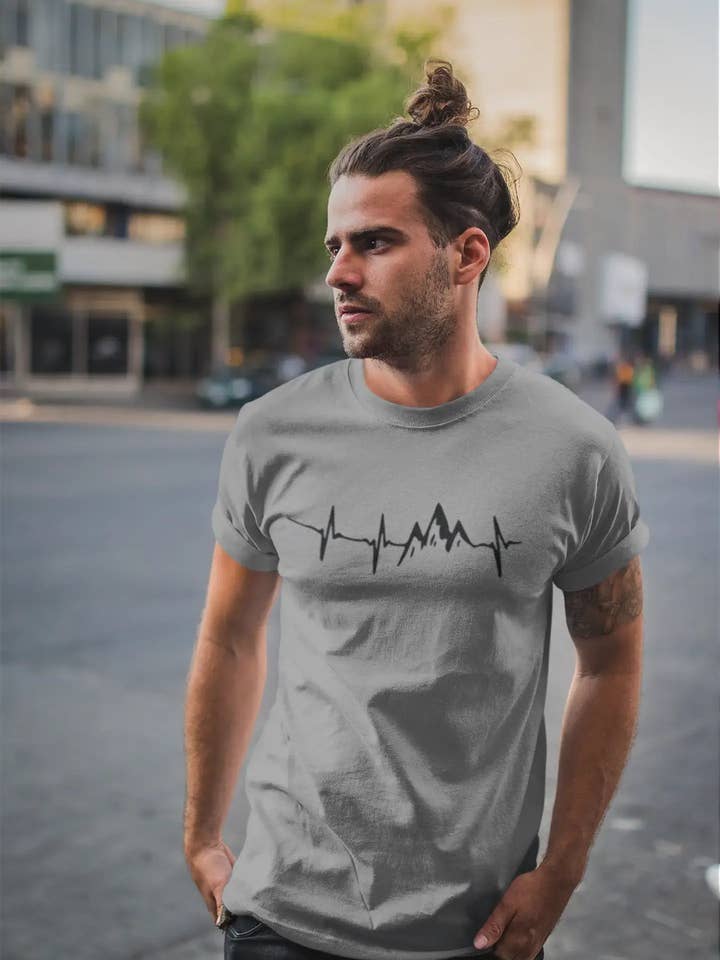 ULTRABASIC - T-shirt da uomo con stampa grafica Mountain Heartbeat Navy per la vendita all'ingrosso da parte di ULTRABASIC