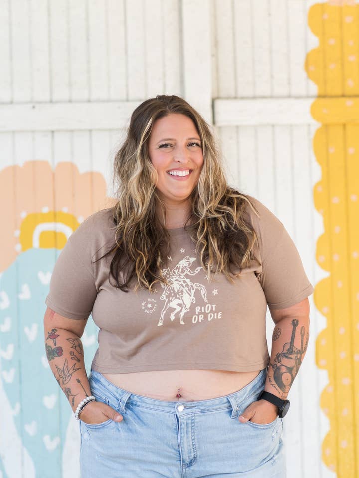 Riot or Die Crop Top per la vendita all'ingrosso da parte di Girl Riot Society by Mosaic Makers Co