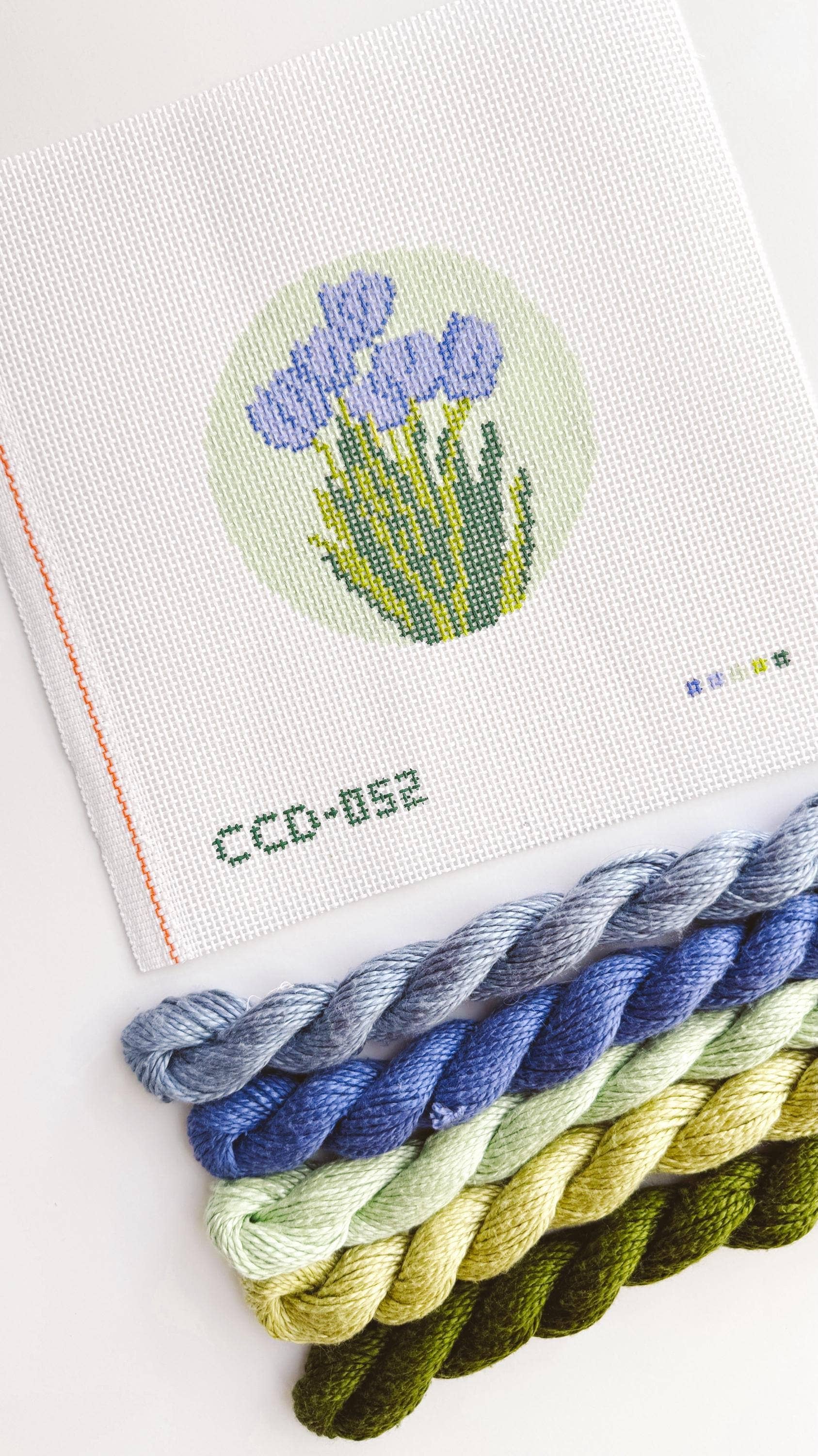 Cotswold Co Designs – Material para bordar/ponto de cruz por atacado – Tela de Ponto de Tapeçaria Redonda com Flor de Tulipa | Pintada à Mão 13 Mesh | Design de 4" em Tela de 8" x 8" | Pronta para Envio7