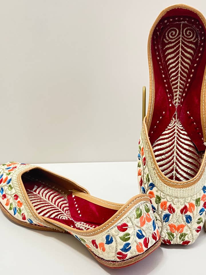 Urban Utsav – wholesale Flats – Women’s – Autumn Leaves Zari Jutti1