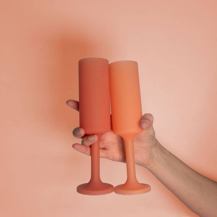 porter green | style + sustainability - Vendita all'ingrosso Flute da champagne - Terra + Peach | Seff | Calici da champagne in silicone infrangibile