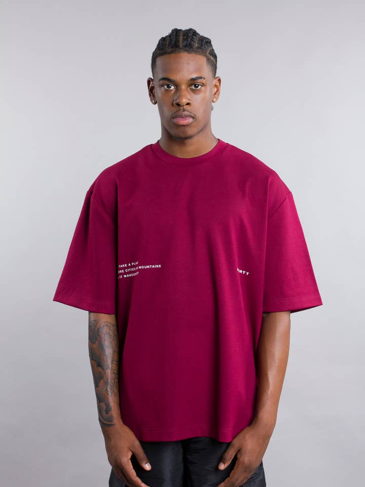 BUSUANGA T-SHIRT BURGUNDY för wholesale av ATHRTY Amsterdam