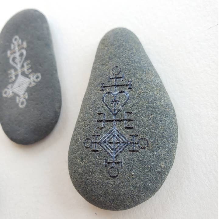 Lyoncraft – wholesale Andlig sten/kristall – Isländsk kärlekscharm graverad palmsten, Ástarstafur Rune3