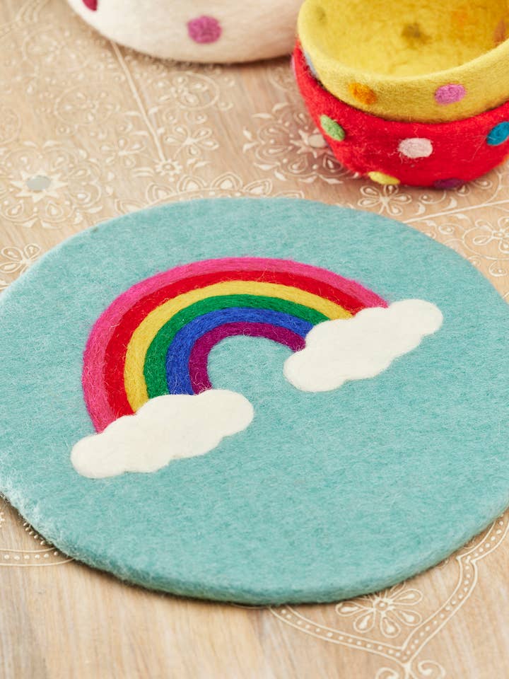 Set de table/ dessous de plat rond en feutre avec arc-en-ciel et nuages pour la vente par Namaste
