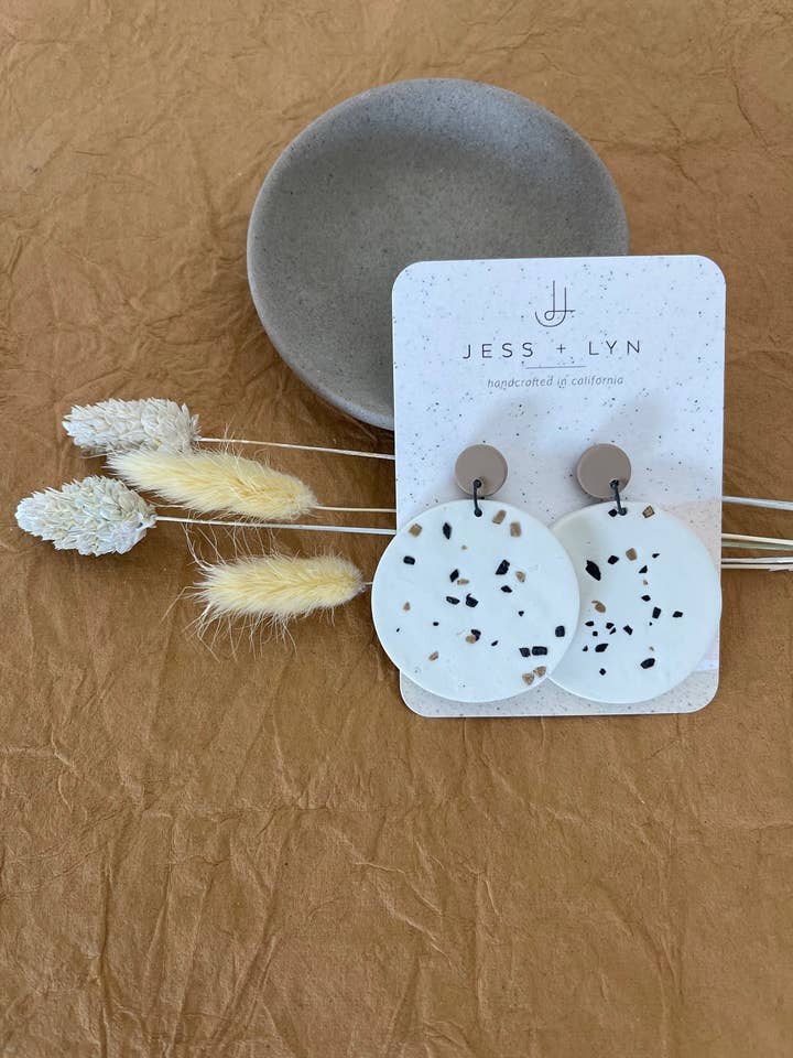 Hvide plettede runde dingle øreringe, minimalistisk, håndlavet for engroshandel hos Jess+Lyn