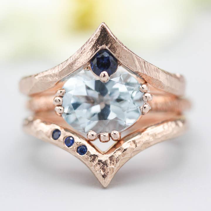 Ensemble de 3 bagues en topaze bleue et saphir avec anneau en or rose 14 carats pour la vente par Metal Studio Jewelry