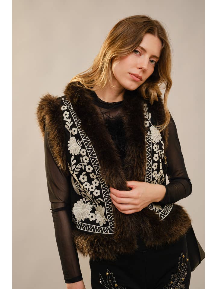 BEIGE 91718V Bestickte Wildlederweste mit Pelzbesatz für den Großhandel auf Faire10