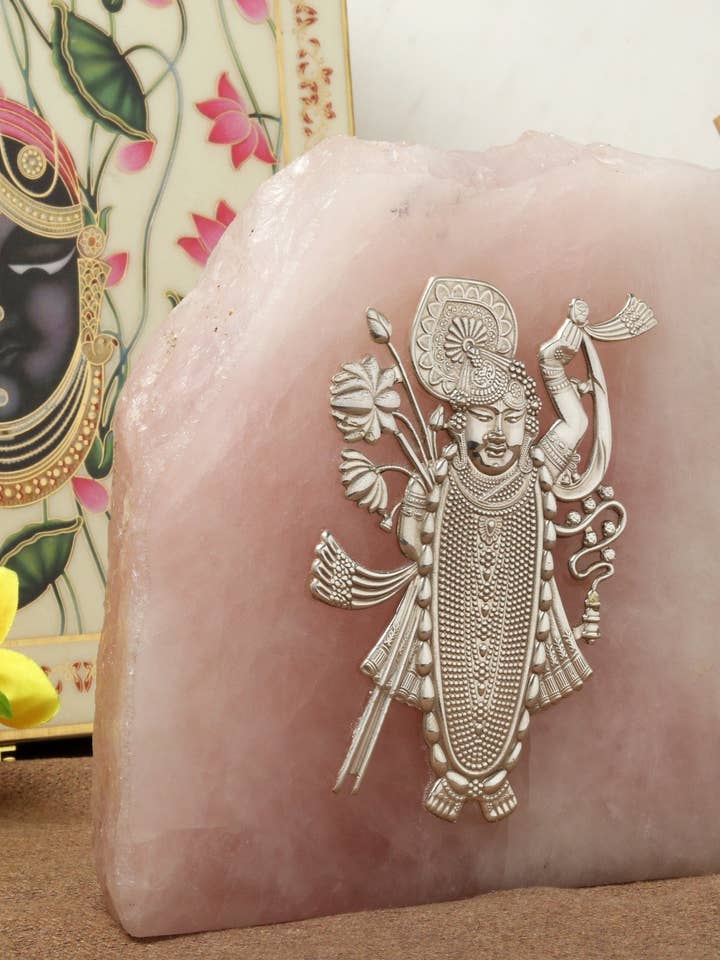 Pierre de quartz rose naturelle de 7 pouces avec Shrinath Ji en argent pour la vente par Exotic India Art