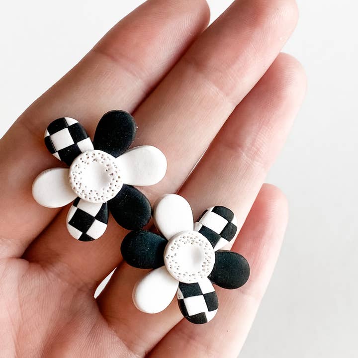 Clous en forme de marguerite à carreaux pour la vente par Alchemy Love Co.