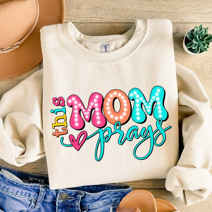 L'équipage de This Mom Prays pour la vente par The Stork Boutique