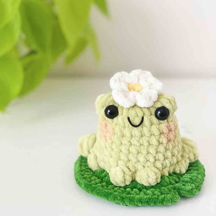 TOMOPOD LLC - Wholesale Car Decorative Charm - Unisex - Cute Crochet Green Frog, Amigurumi Frog,Handmade Stuffed Toy