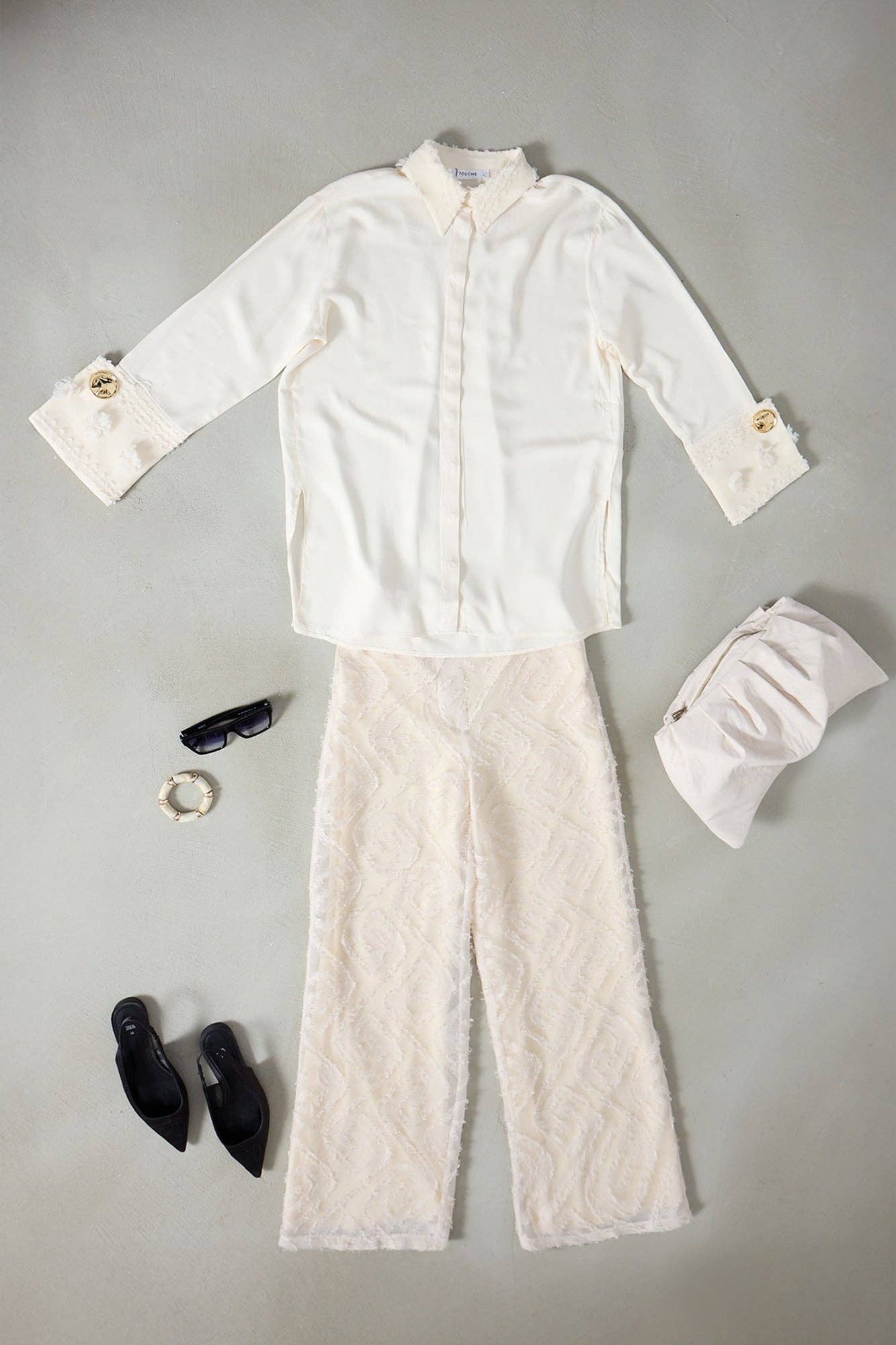 Krem Broderet Krave & Manchet Viskose Skjorte – Elfenbens Elegance for engroshandel på Faire10