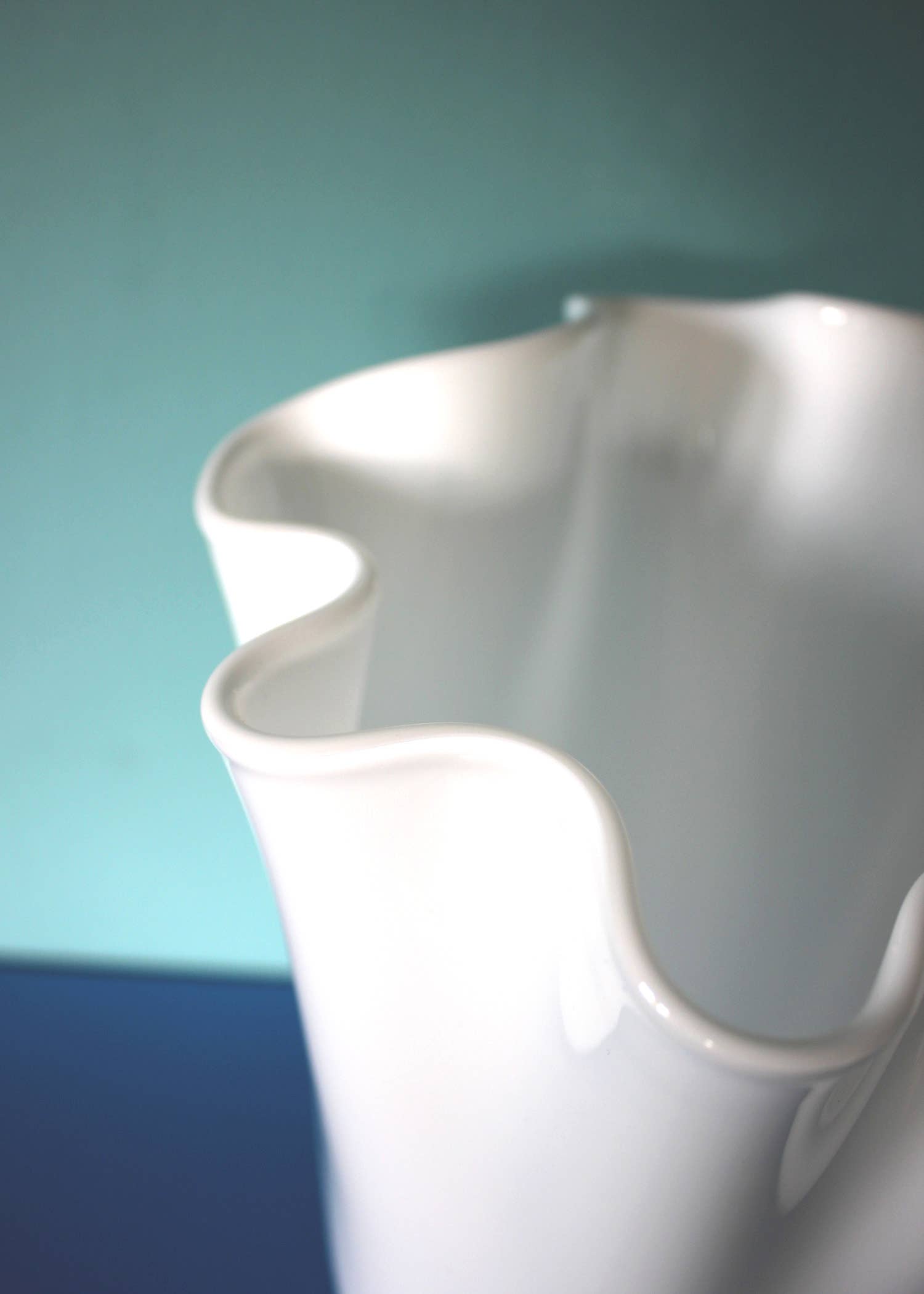 Signature Home Collection GmbH – Großhandel Vasen – Vase Glas gewellt weiß blickdicht Blumenvase Glasvase 5