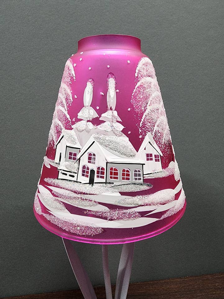 Bougeoir rose - Bougeoir pour lampe - Verre soufflé - Fabriqué à la main en Ukraine - Chalets blancs - Hiver - Peint à la main - Winter Wonderland pour la vente par Glass by Iness
