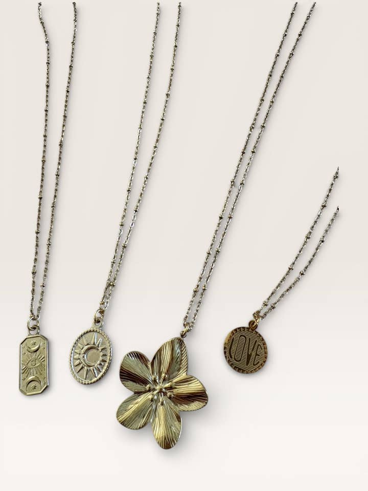 Collane simboliche dorate – Collezione Good Vibes per la vendita all'ingrosso da parte di Bymaryon