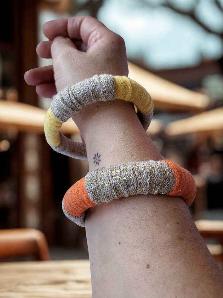 Boheemse textielarmband op houten basis – ambachtelijke vervaardiging voor wholesale door mamiedeleine