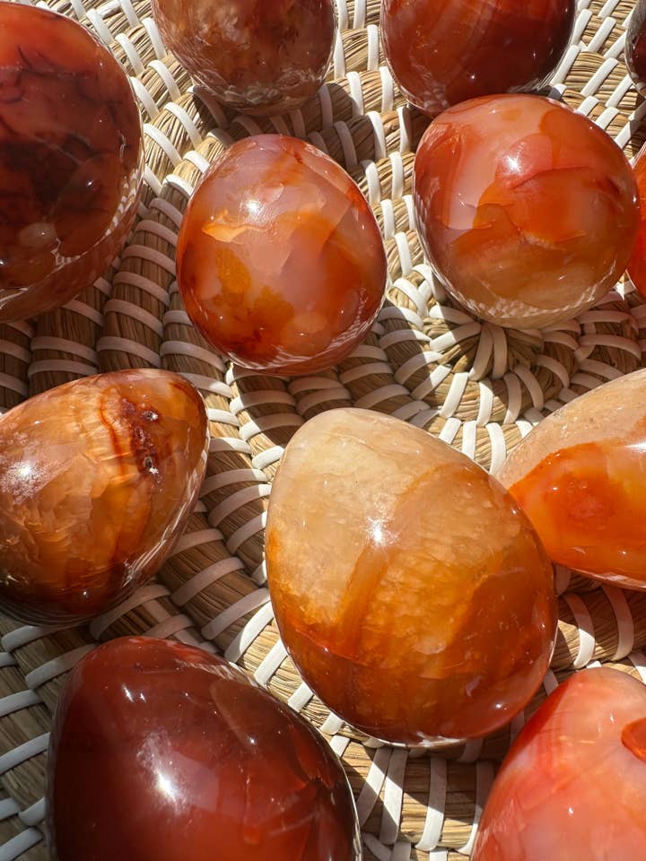 Œuf en cornaline naturelle 50-300g - Pierre de guérison pour la vitalité, la créativité et l'équilibre du chakra sacré, cadeau de Noël en cristal pour la vente par Moon Rituals