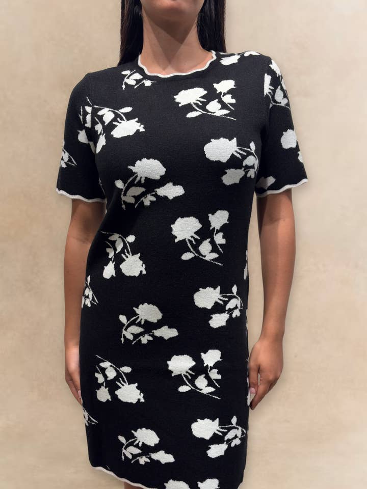 Robe à manches courtes à imprimé floral noir pour femme Suzanna pour la vente par ANNICK