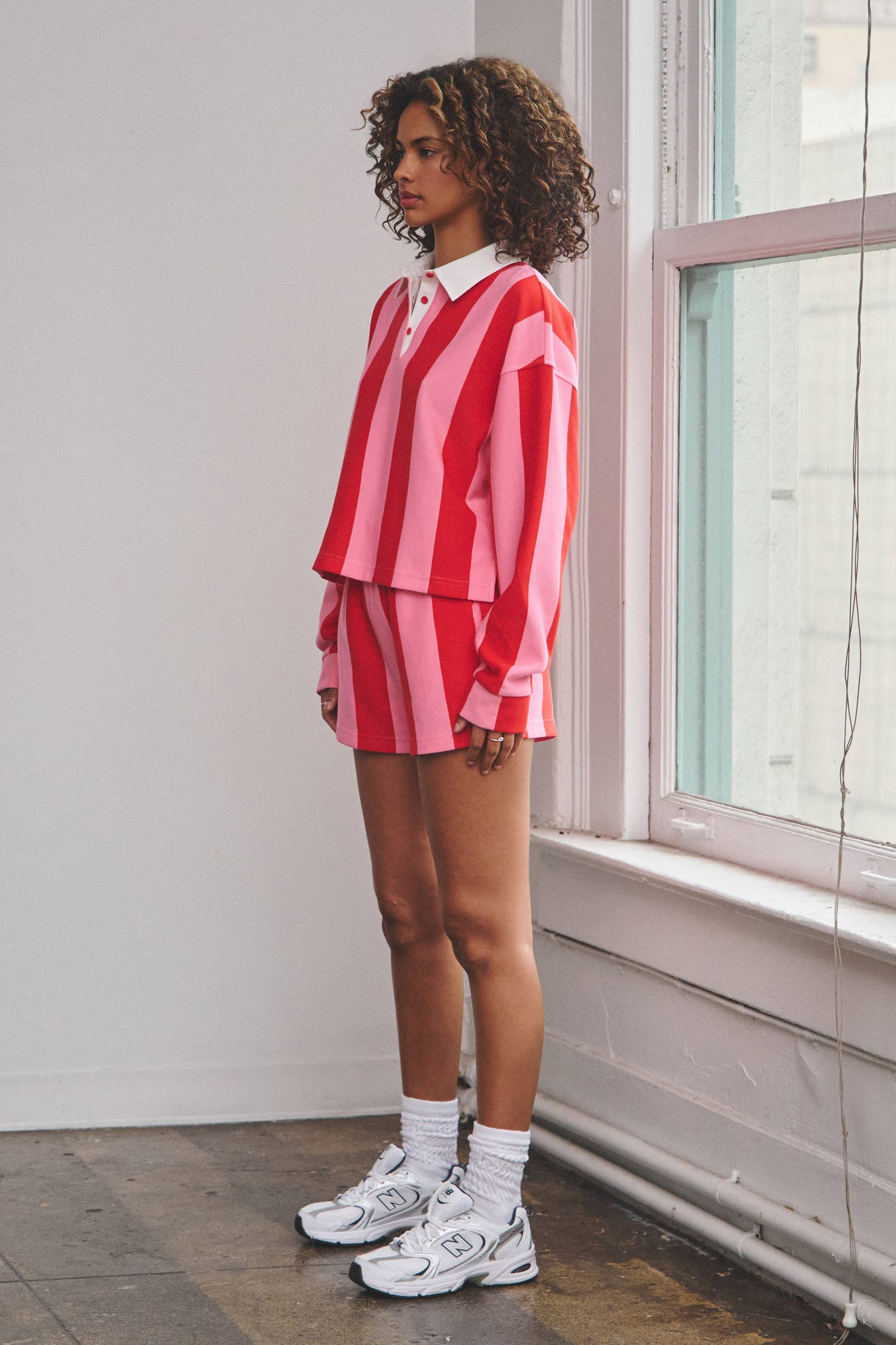 No Vacancy - Vendita all'ingrosso Completo loungewear - Donna - Completo con top corto a righe verticali stile rugby e pantaloncini7