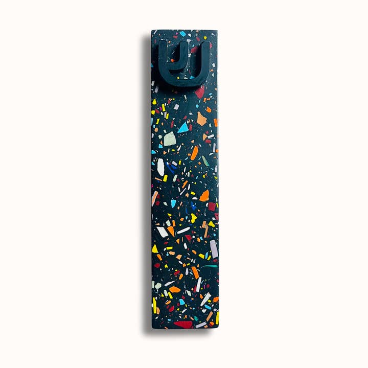 Estuche de Mezuzá - Terrazzo Negro y Arcoíris Judaica Moderna para venta al por mayor de The Materials Design Co.