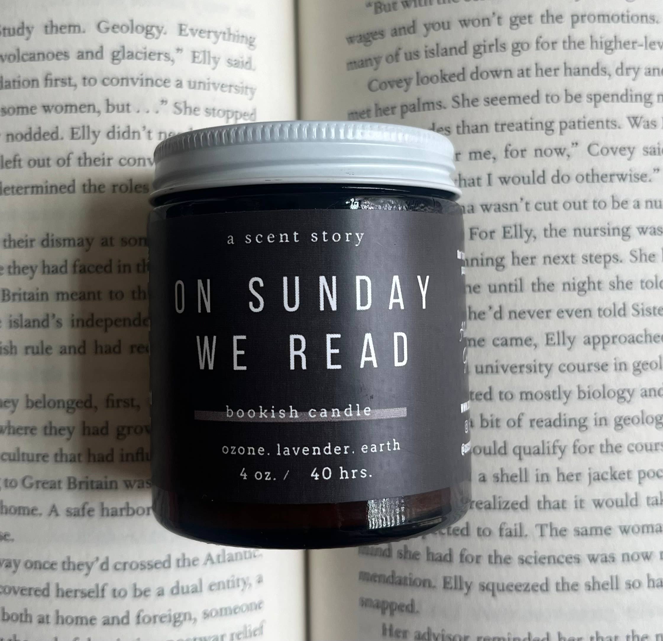 A Scent Story Candle Co - Vendita all'ingrosso Candela in vasetto - La domenica leggiamo - Bookish Candle | Candela a tema libro