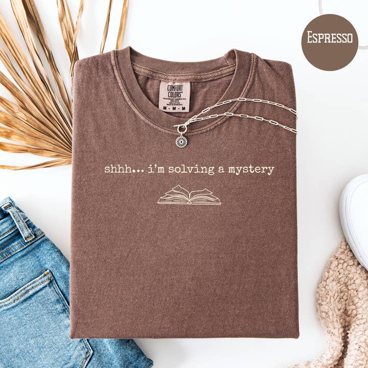 T-shirt Mystère Livre Amoureux de la Lecture d'Été Amusante Comfort Colors® pour la vente par CindyL Boutique