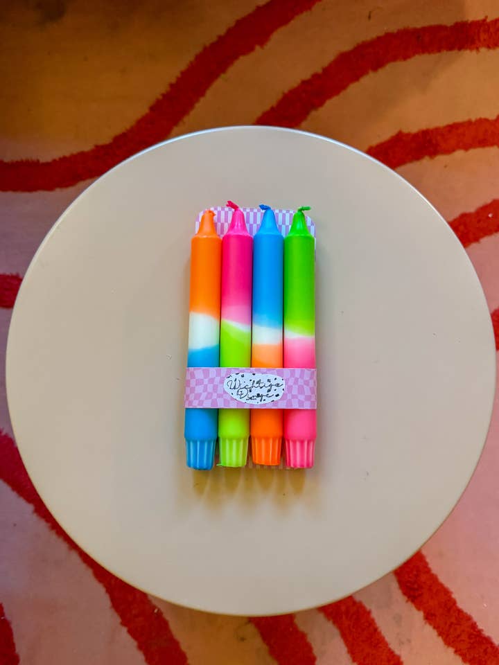 Bougies Dip Dye Néon Set de 4 Mixmatch Bleu/ Orange & Vert/ Rose - Décoration Premium Teintée à la Main pour la vente par Wichtigedinge