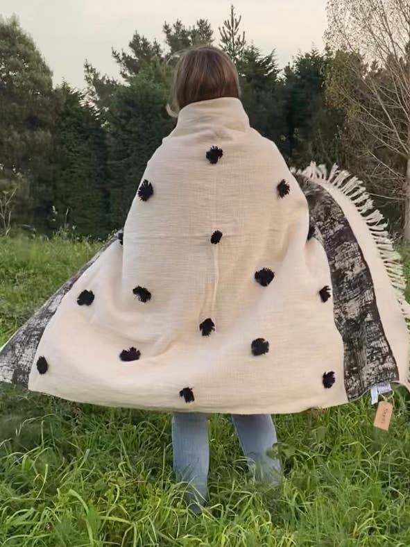 Dekorative Baumwolldecke mit Pompons, 130 x 170 cm für den Großhandel von Tagala Home